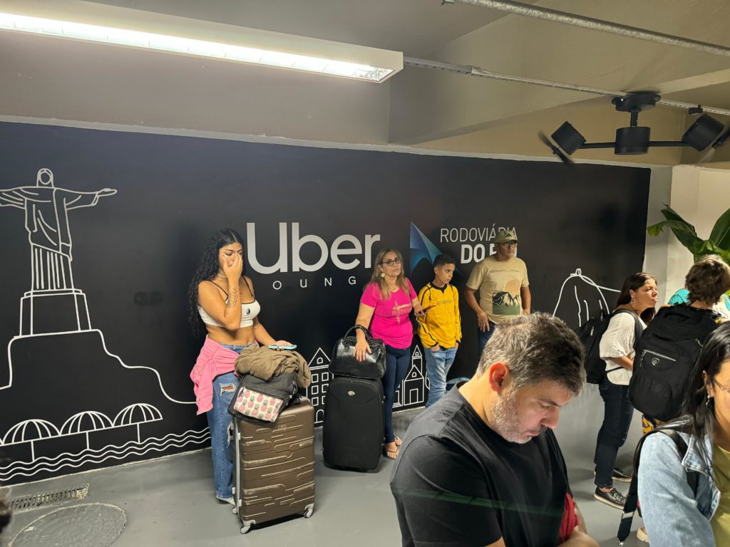 Entrada de carros na Rodoviária do Rio causa transtornos aos motoristas.