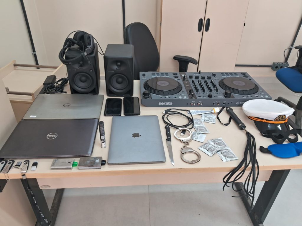 Acessórios utilizados por homem em tortura de turista no Rio.