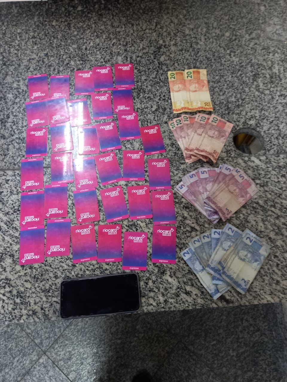 Policiais apreenderam diversos cartões do riocard+ e várias notas de dinheiro