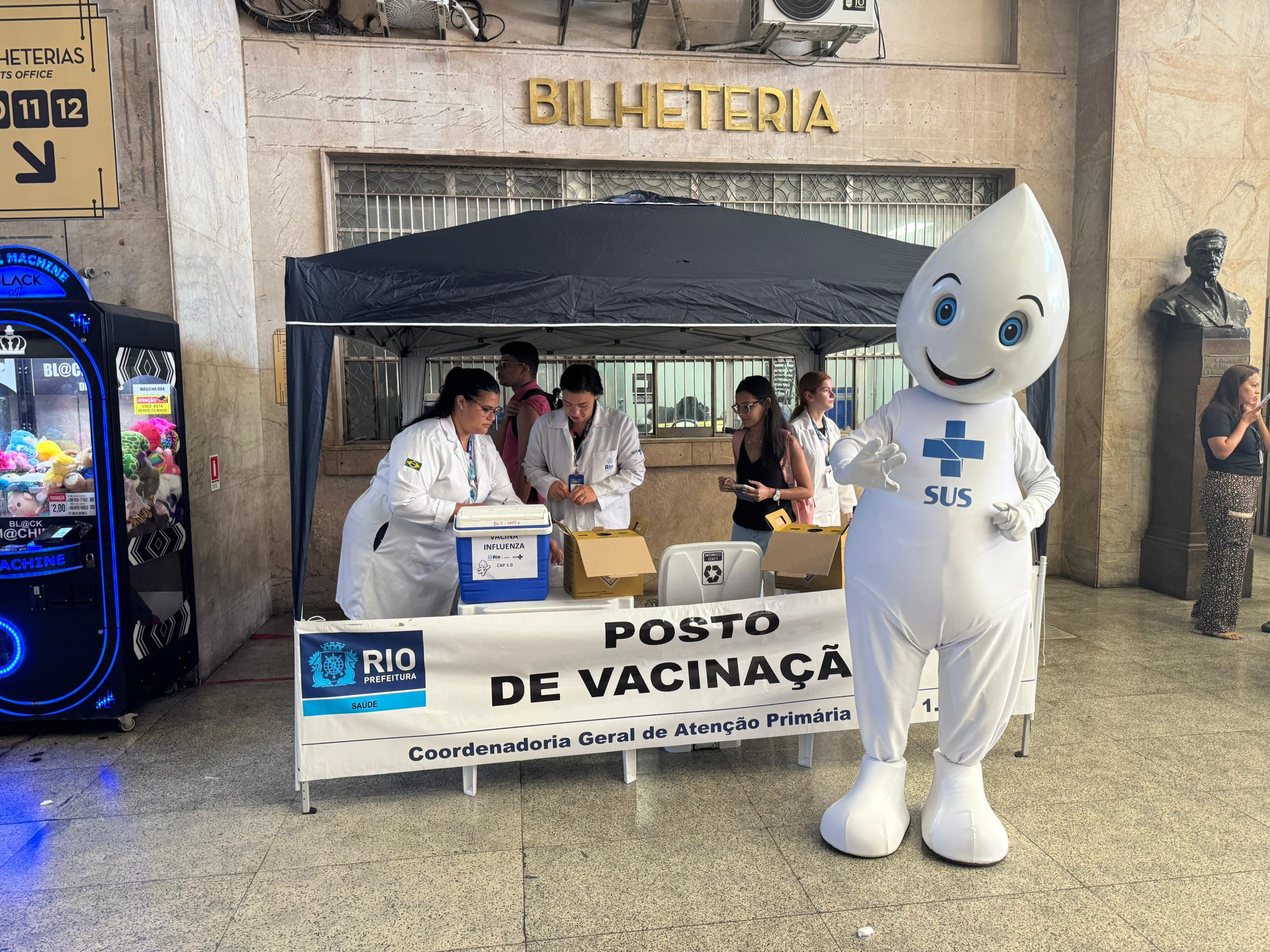 Ponto de vacinação contra a gripe na Central do Brasil.