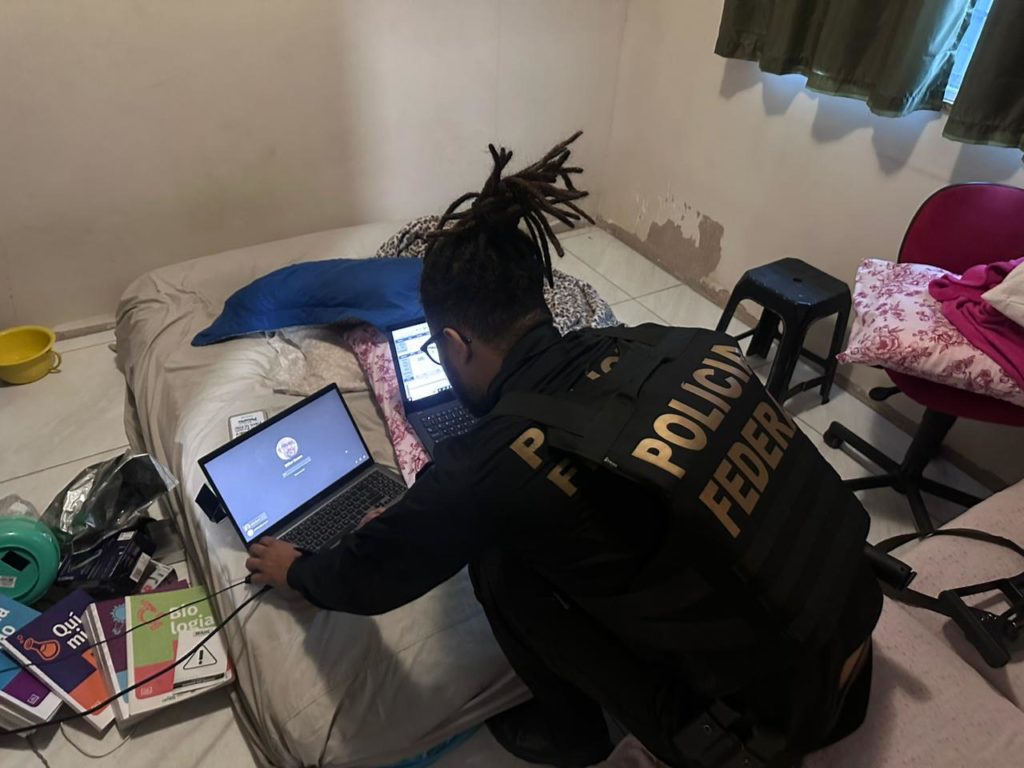 Agente da Polícia Federal am ação contra pornografia infantil na Baixada Fluminense.