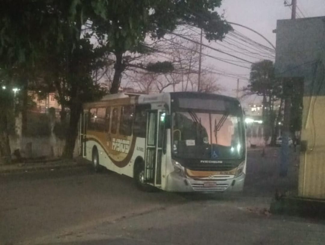 Ônibus é sequestrado em Braz de Pina, na Zona Norte do Rio.
