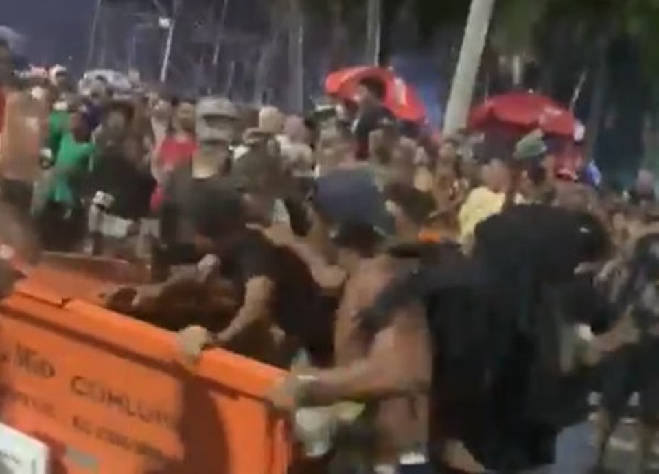 Homem é jogado em lixeira após suposta tentativa de furto