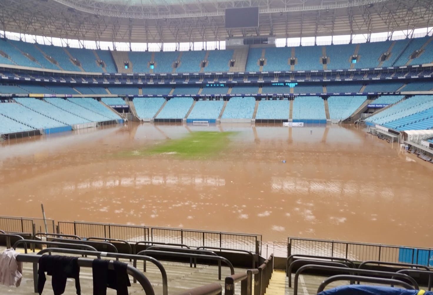 Arena do Grêmio foi totalmente invadida pelas águas (Foto: Reprodução/Internet)