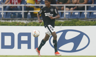 Yarlen, atacante do Botafogo