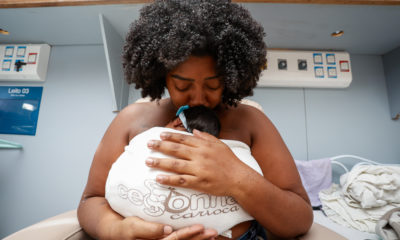 Contato pele a pele entre mãe e filho ajuda no desenvolvimento dos bebês prematuros