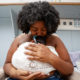 Contato pele a pele entre mãe e filho ajuda no desenvolvimento dos bebês prematuros