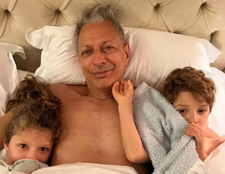 Ator Jeff Goldblum ao lado dos filhos