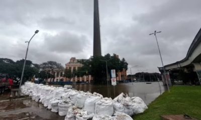 Barricadas com sacos de areia foram montadas pela prefeitura de Porto Alegre para conter o avanço da água