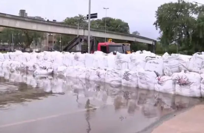 Barricadas com sacos de areia foram montadas pela prefeitura de Porto Alegre para conter o avanço da água.