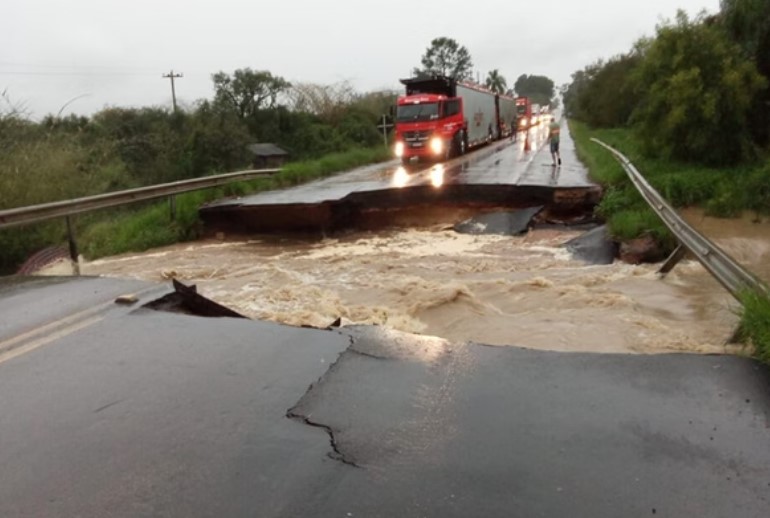 Chuva provoca transtornos no Rio Grande do Sul.