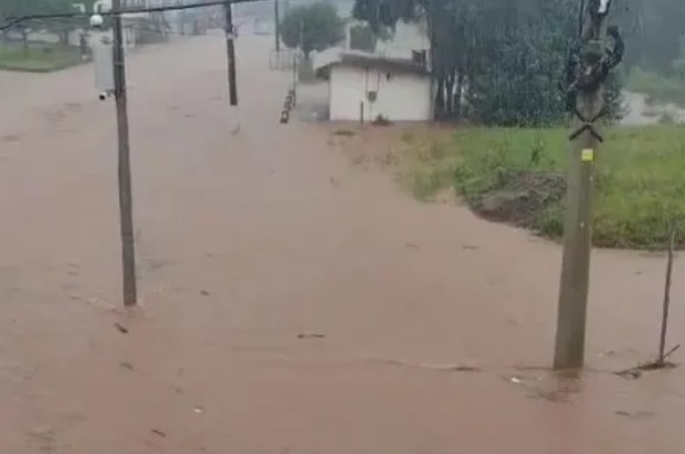 Chuva provoca alagamentos no Rio Grande do Sul.