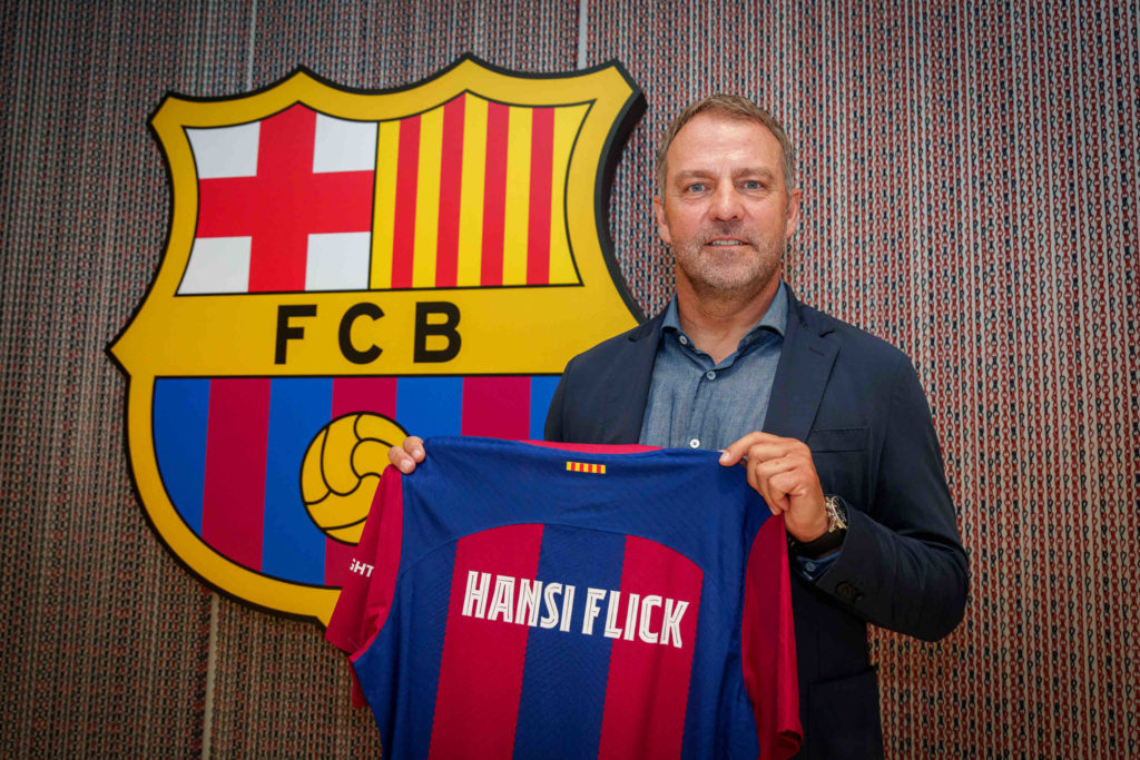 Barcelona deseja renovar com Hansi Flick até 2028, enquanto o técnico quer se aposentar no clube espanhol