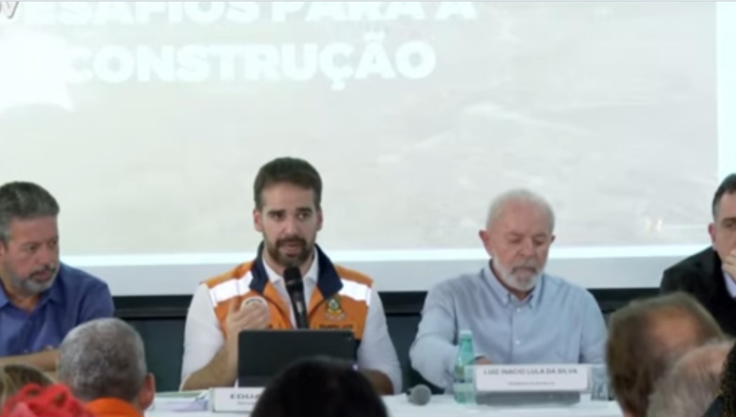 Governardor do RS, Eduardo Leite, ao lado do presidente Lula