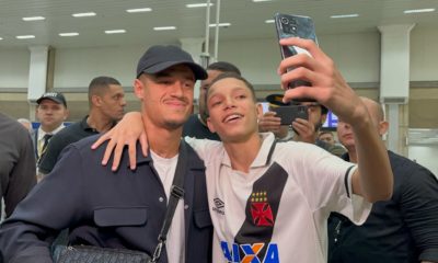 Philippe Coutinho chega ao Rio (Foto: Gabriela Marino/Super Rádio Tupi)