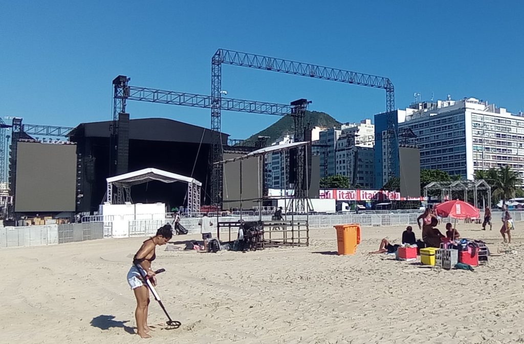 'Garimpeiros de Copa' procuram por objetos de valora após show de Madonna, em Copacabana.