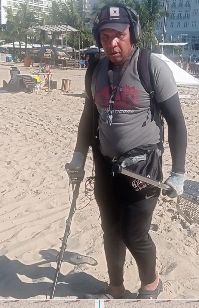 'Garimpeiro de Copa' procura por objetos de valora após show de Madonna, em Copacabana.