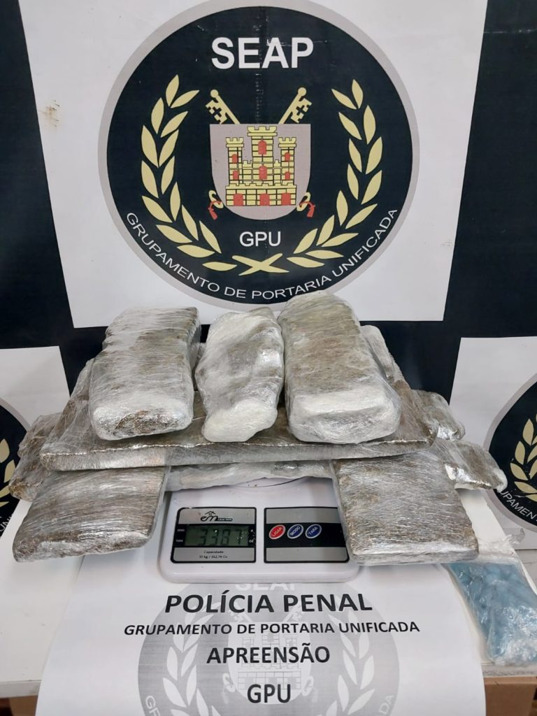 Policial penal é preso com mais de 3 kg de maconha em Gericinó.