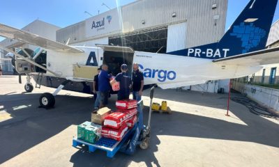 Aeronave da Azul sendo abastecida por doações