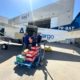 Aeronave da Azul sendo abastecida por doações