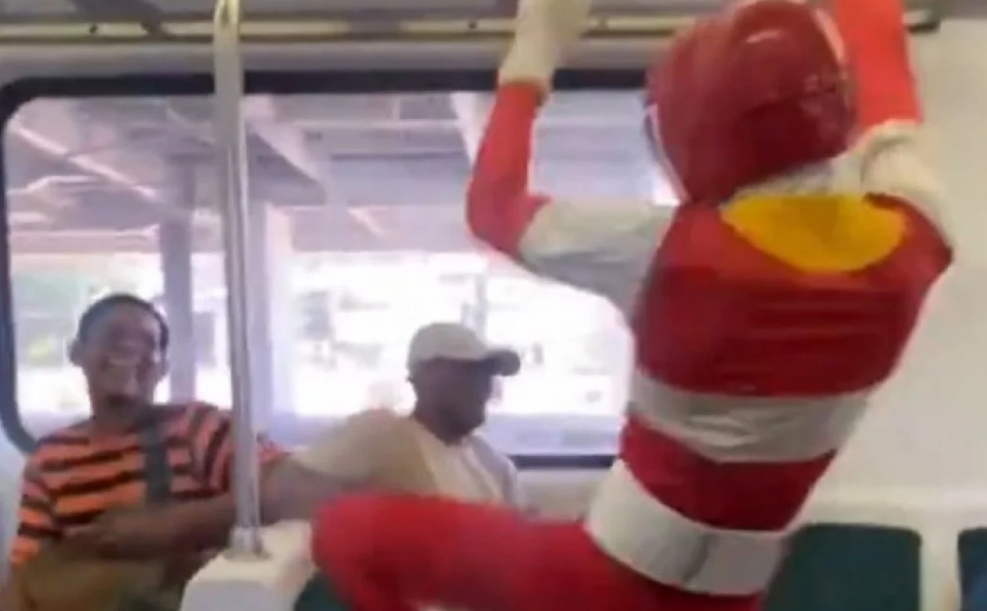 Power Rangers transformam trem do Rio em pista de dança