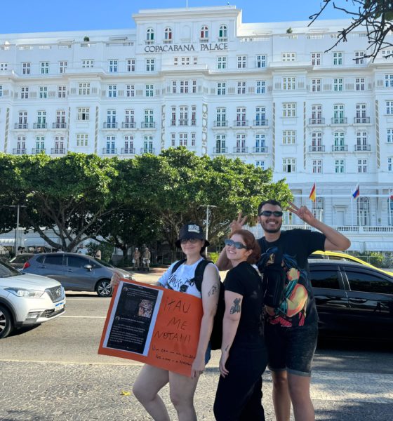 Turistas em frente ao Copacabana Palace, onde Madonna está hospedada.