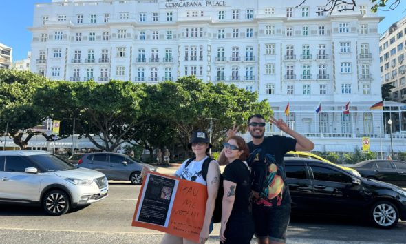 Turistas em frente ao Copacabana Palace, onde Madonna está hospedada.