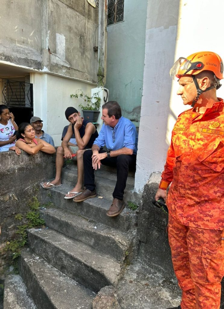 Casa desaba no Morro do Juramento, na Zona Norte do Rio.