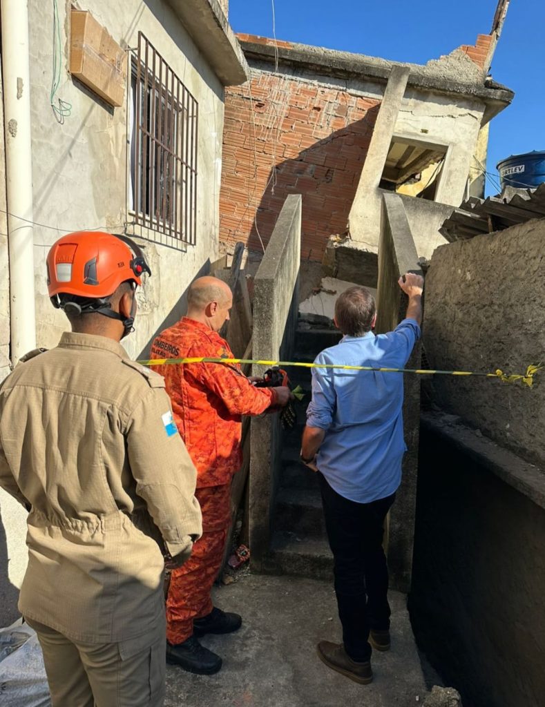 Casa desaba no Morro do Juramento, na Zona Norte do Rio.