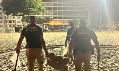 Quatro toneladas de alimento e objetos são removidos da praia de Copacabana em operação pré-show da Madonna