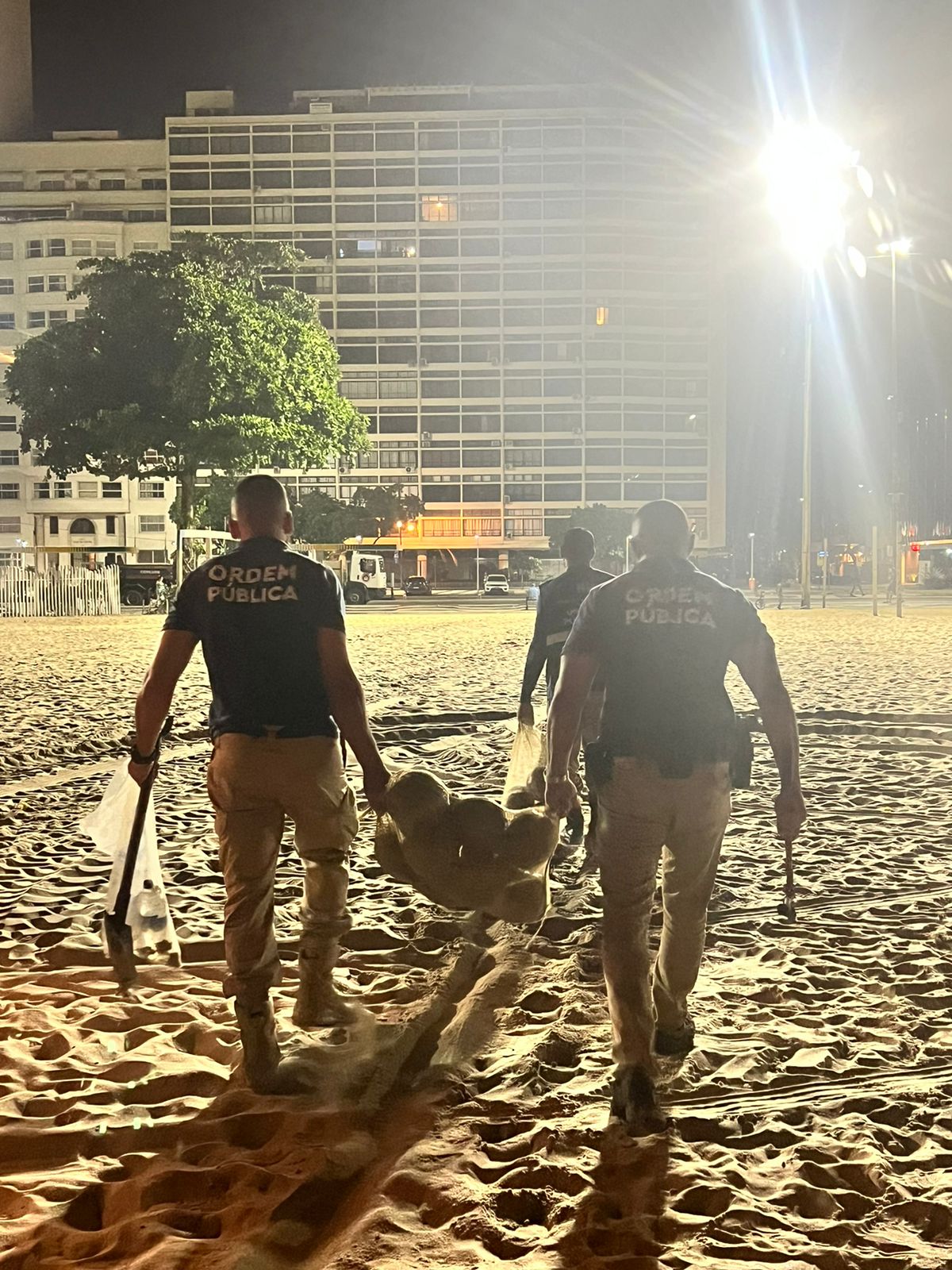 Quatro toneladas de alimento e objetos são removidos da praia de Copacabana em operação pré-show da Madonna