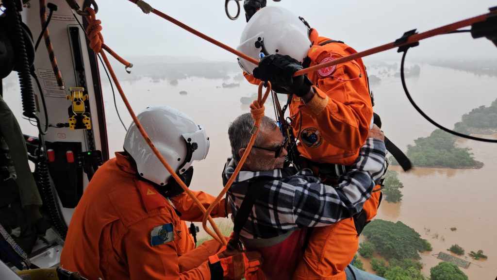 Bombeiros do Rio de Janeiro reforçam ajuda no Rio Grande do Sul e resgatam adultos durante a enchente