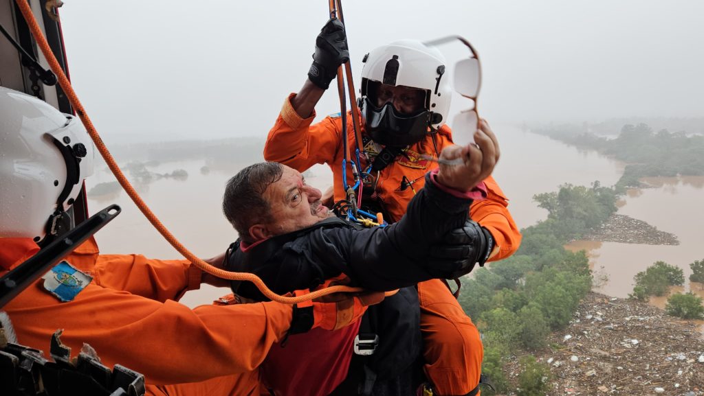 Bombeiros do Rio de Janeiro reforçam os resgastes da população do Rio Grande do Sul durante as chuvas no estado. 