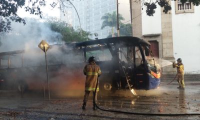 Ônibus explode e pega fogo no Centro do Rio