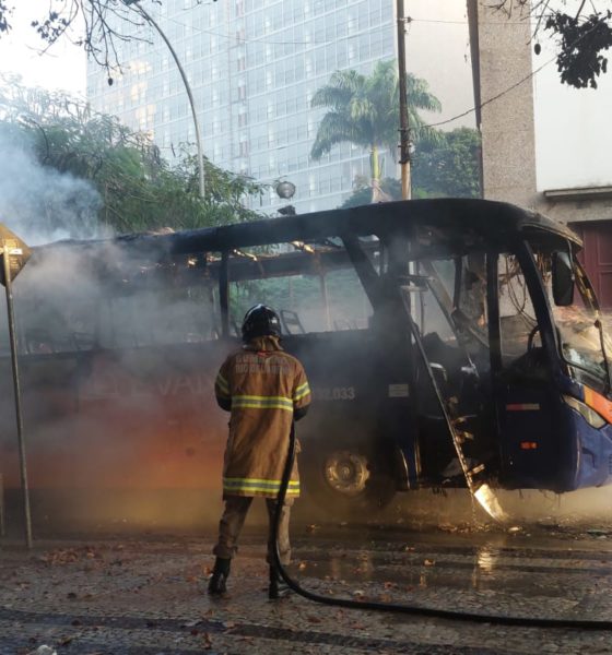 Ônibus explode e pega fogo no Centro do Rio