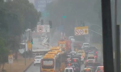 Acidente entre caminhão e moto na Avenida das Américas