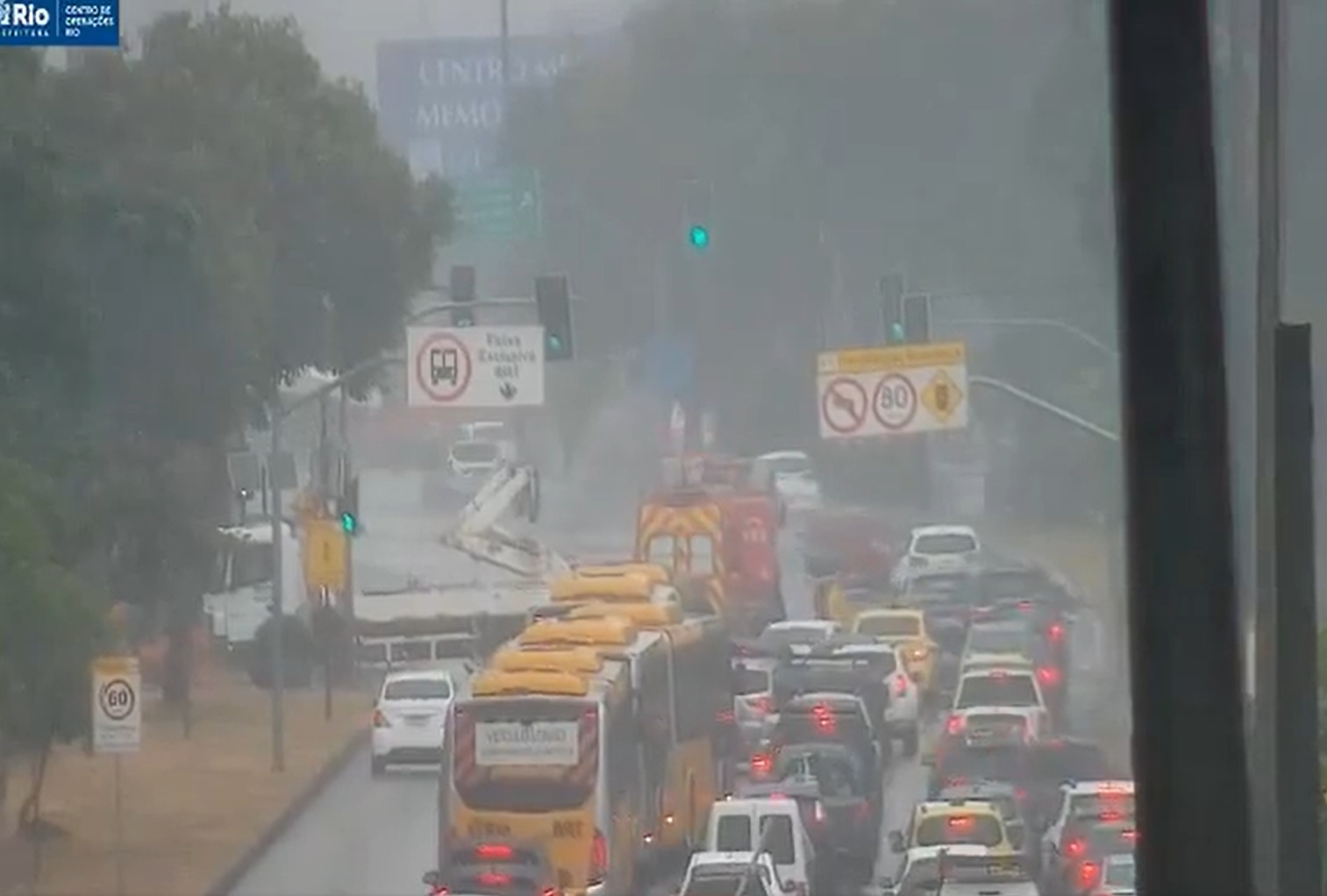 Acidente entre caminhão e moto na Avenida das Américas
