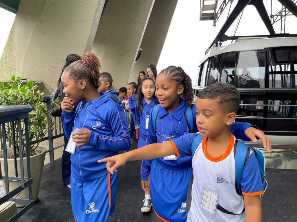 Alunos de escola municipais de Queimados visitam Pão de Açúcar