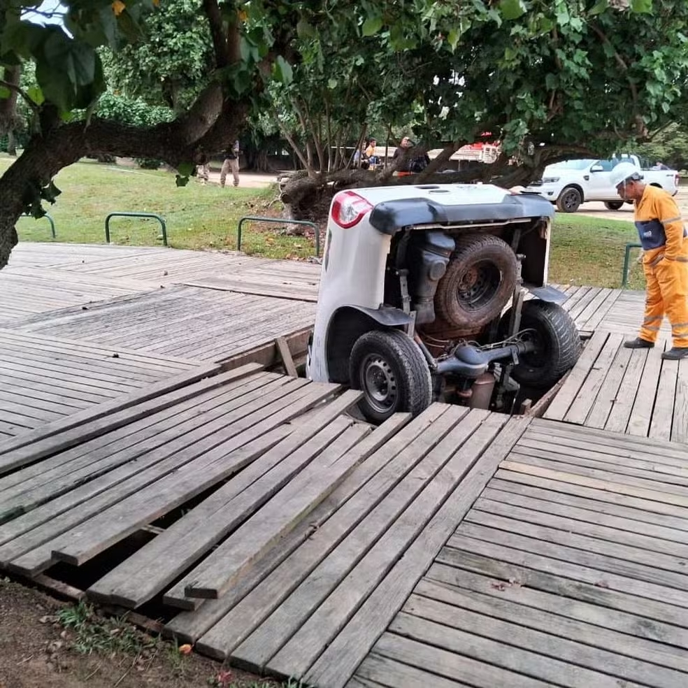 Carro da Prefeitura do Rio cai em deque no Aterro do Flamengo