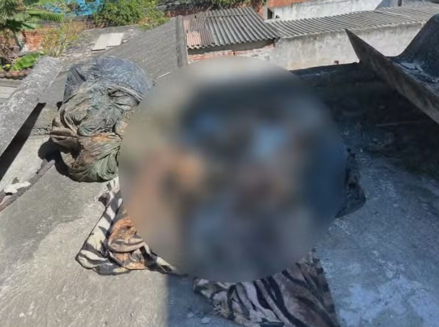 Corpo de vendedor é encontrado em sacola plástica em cima de telhado.