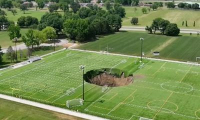 Cratera se forma em campo de futebol.