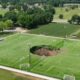 Cratera se forma em campo de futebol.
