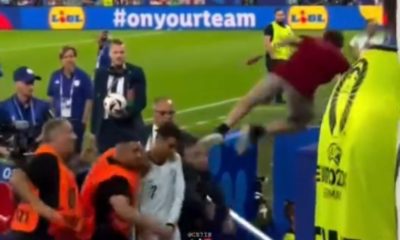 Cristiano Ronaldo por pouco não é atingido por torcedor