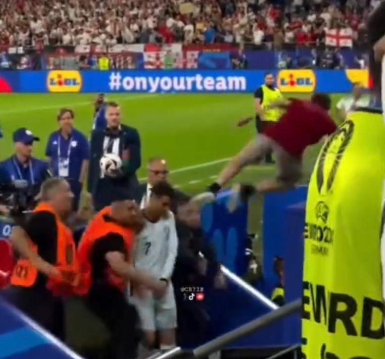 Cristiano Ronaldo por pouco não é atingido por torcedor