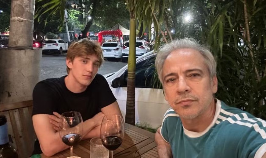 Ator Edson Fieschi anuncia namoro com modelo de 19 anos.