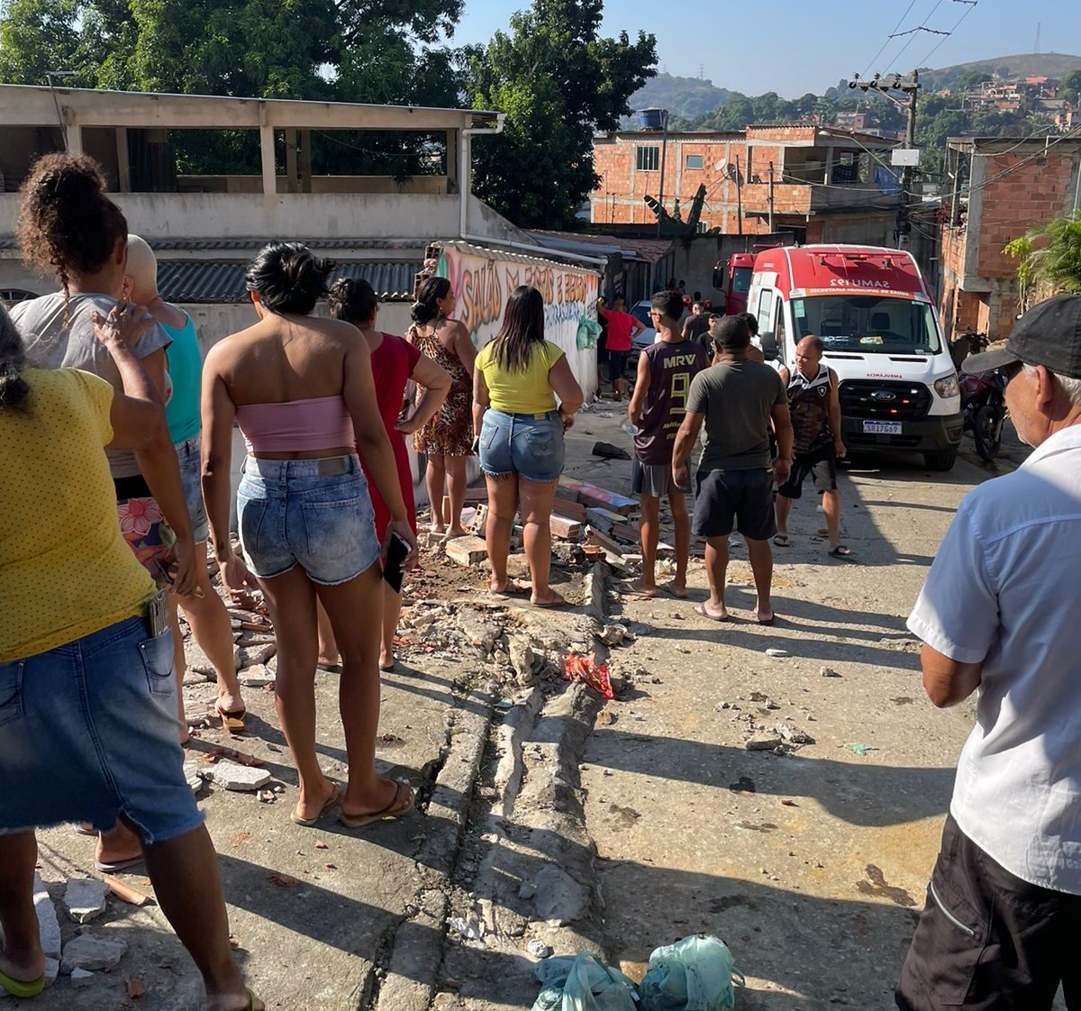 Caminhão perde controle e invade casa na Baixada Fluminense.