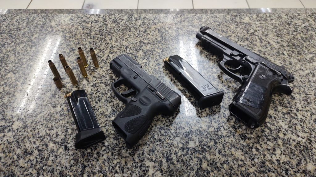 Pistolas apreendidas após arrastão na Linha Amarela.