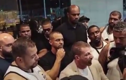 Pedrinho e torcedores do Vasco na porta de hotel (Foto: Reprodução/Instagram)
