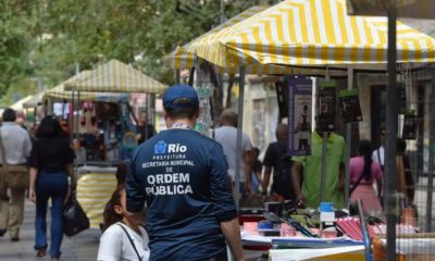 Agente da Seop durante fiscalização.