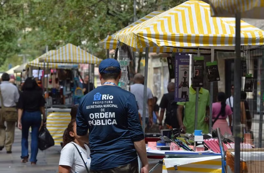Agente da Seop durante fiscalização.
